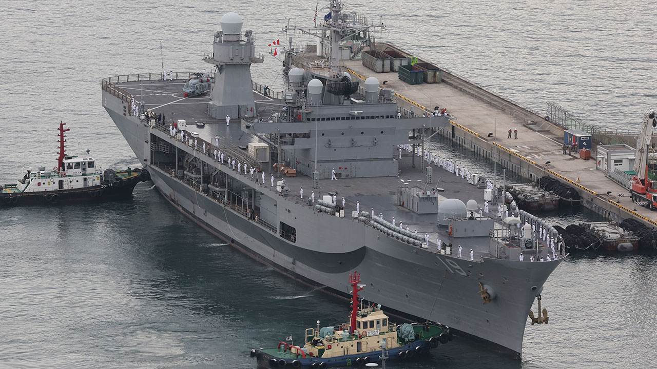 미군 상륙지휘함 '블루릿지함' 부산 입항‥"한미 해군 협력 증진"