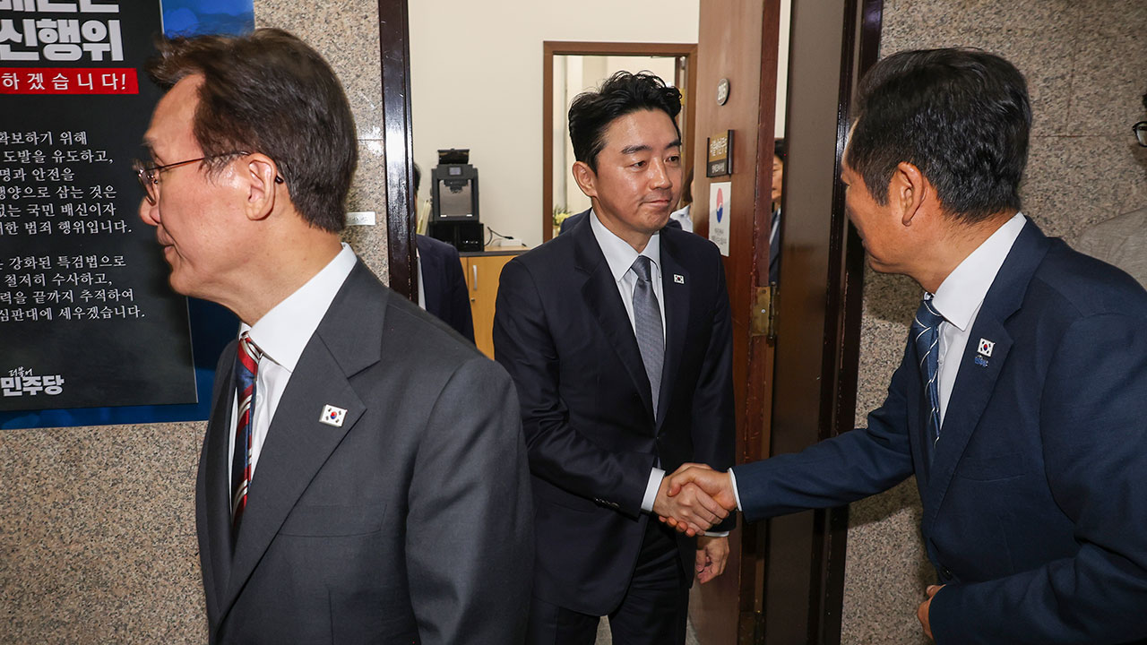 당정대 "금융위 분리·금융소비자보호원 신설 보류‥국론 분열 안 돼"