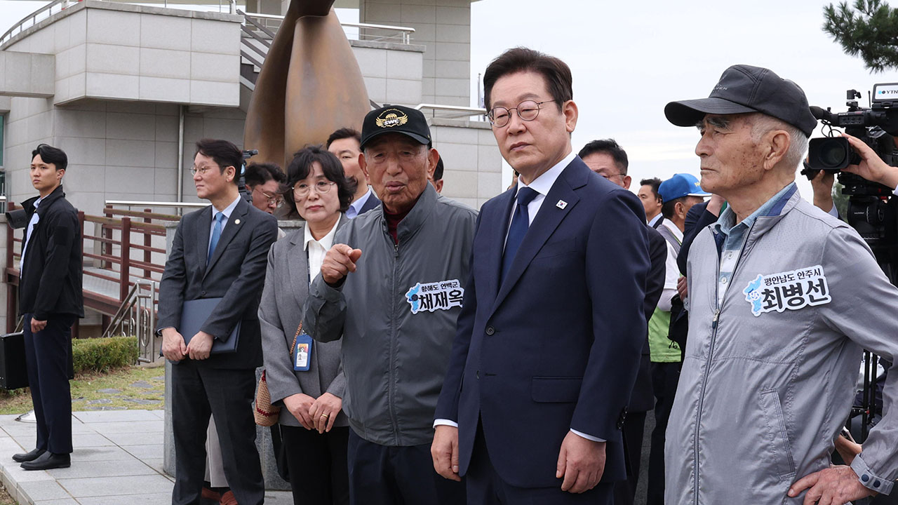 이 대통령, 추석 첫 일정으로 실향민 만나 위로