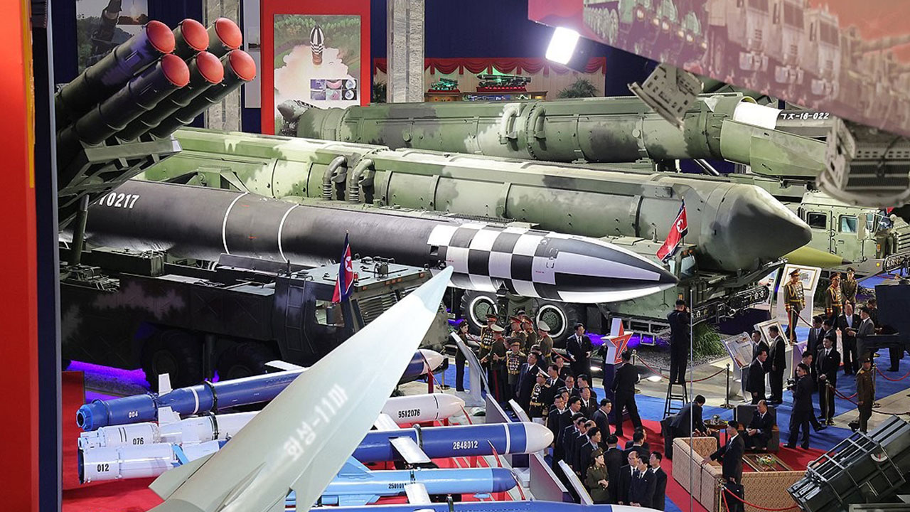 북, 극초음속 탄두 탑재 추정 미사일 공개‥김정은 "핵 억제력 결실"