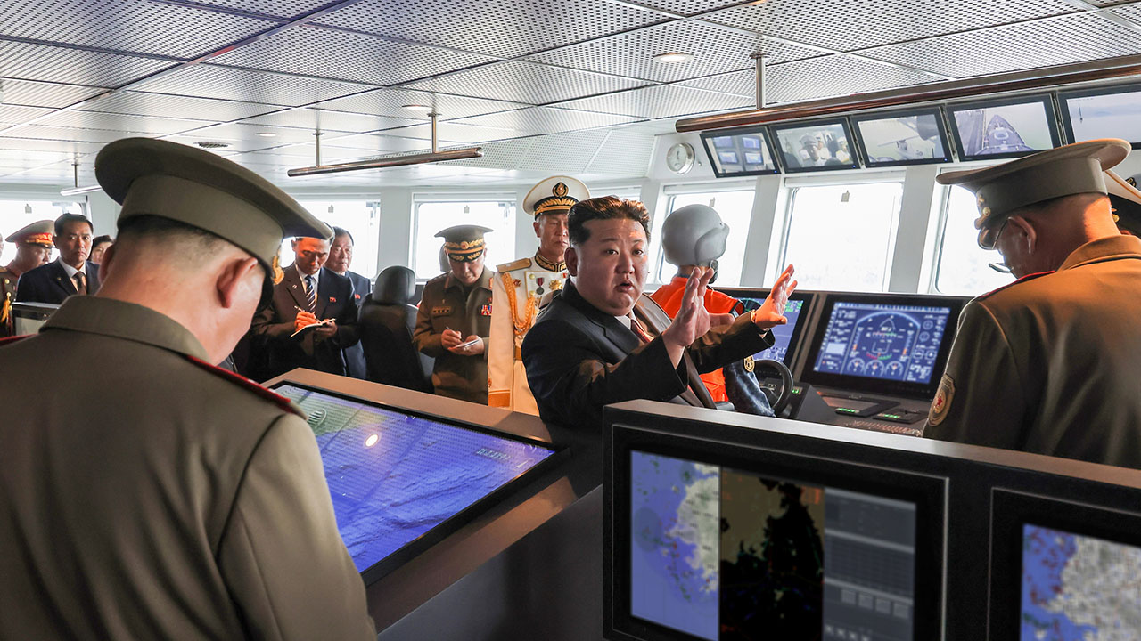 김정은, 해군 구축함 '최현호' 참관‥"자위적 국방노선의 실증"