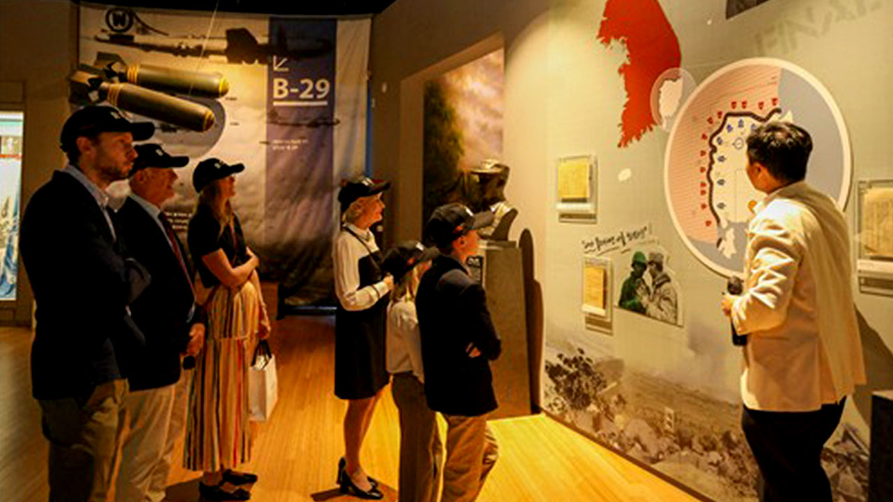 '낙동강 방어전 영웅' 월튼 워커 장군 후손 전쟁기념관 방문