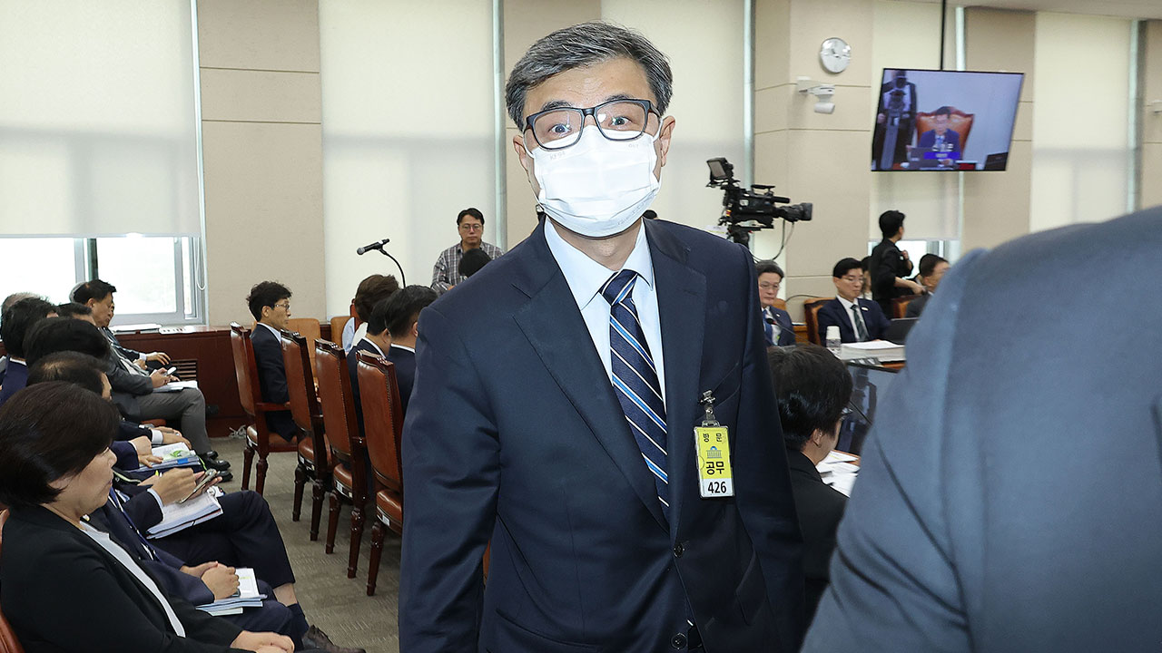 국회 행안위, '마스크 고수' 진실화해위 황인수 국장 고발 의결‥"국회 모욕"