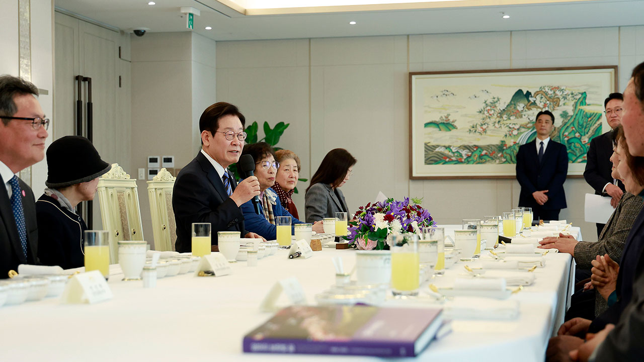 이재명 대통령, '민주화 양심수 가족' 민가협 회원들 만나 "국민 대표해 감사"