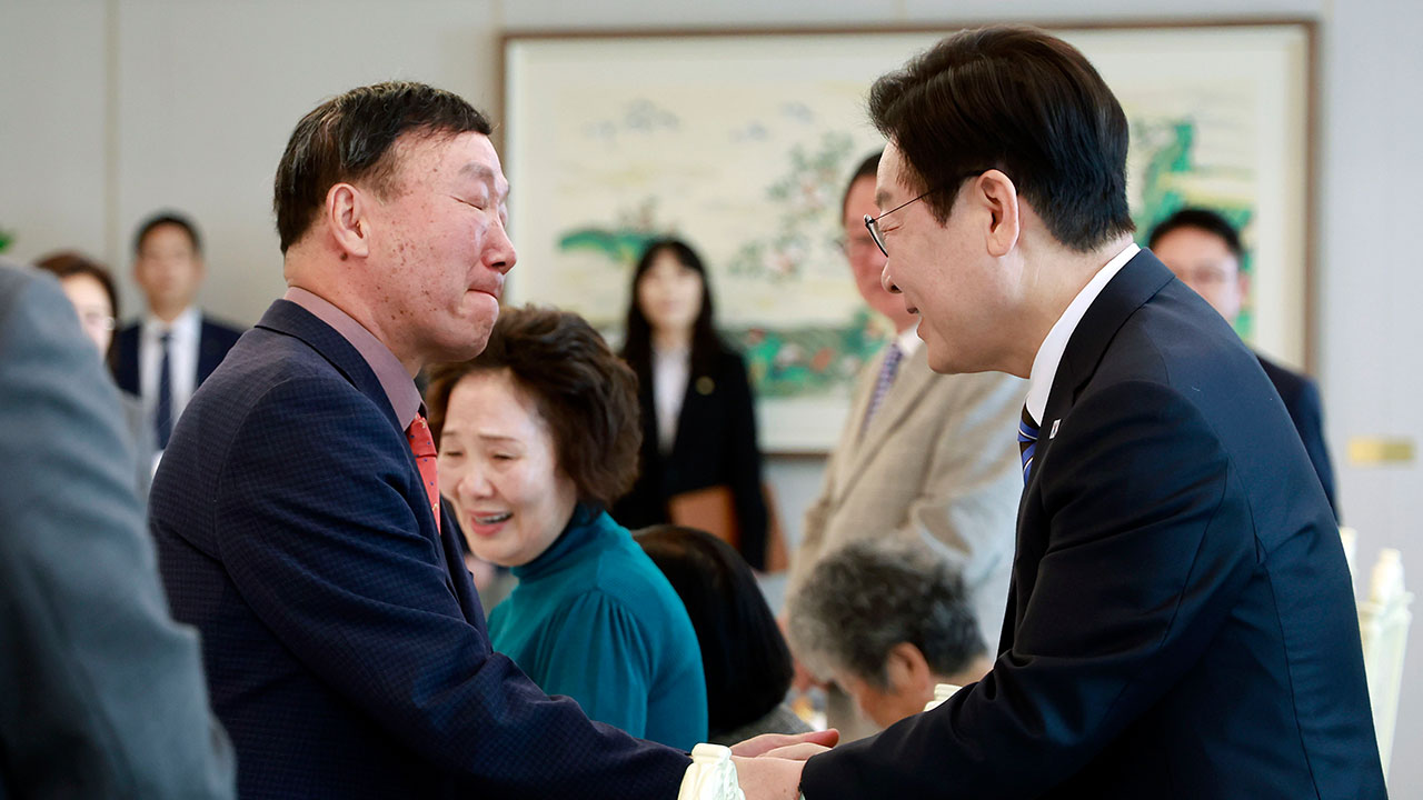 이재명 대통령, '민주화 양심수 가족' 민가협 회원들 만나 "국민 대표해 감사"