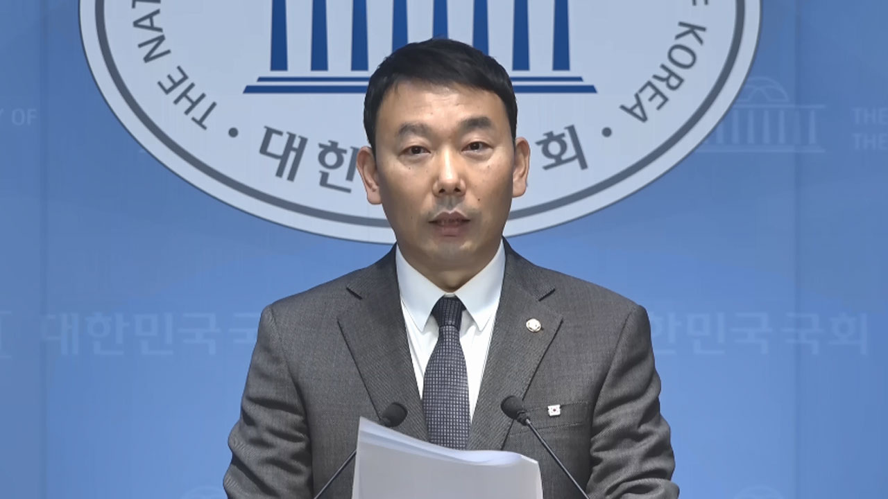 與 김용민 "징계 받은 판·검사, 변호사 개업 제한법 발의"