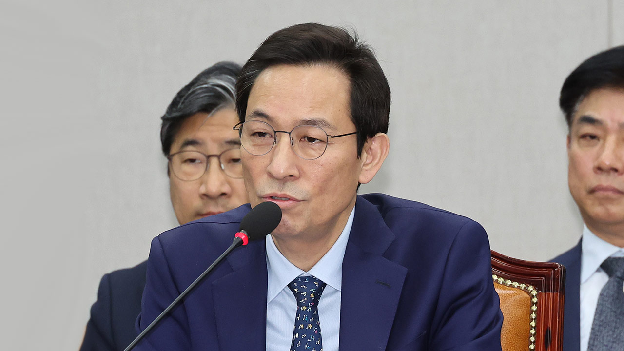 국회 운영위 회의장에서 발언하는 우상호 정무수석