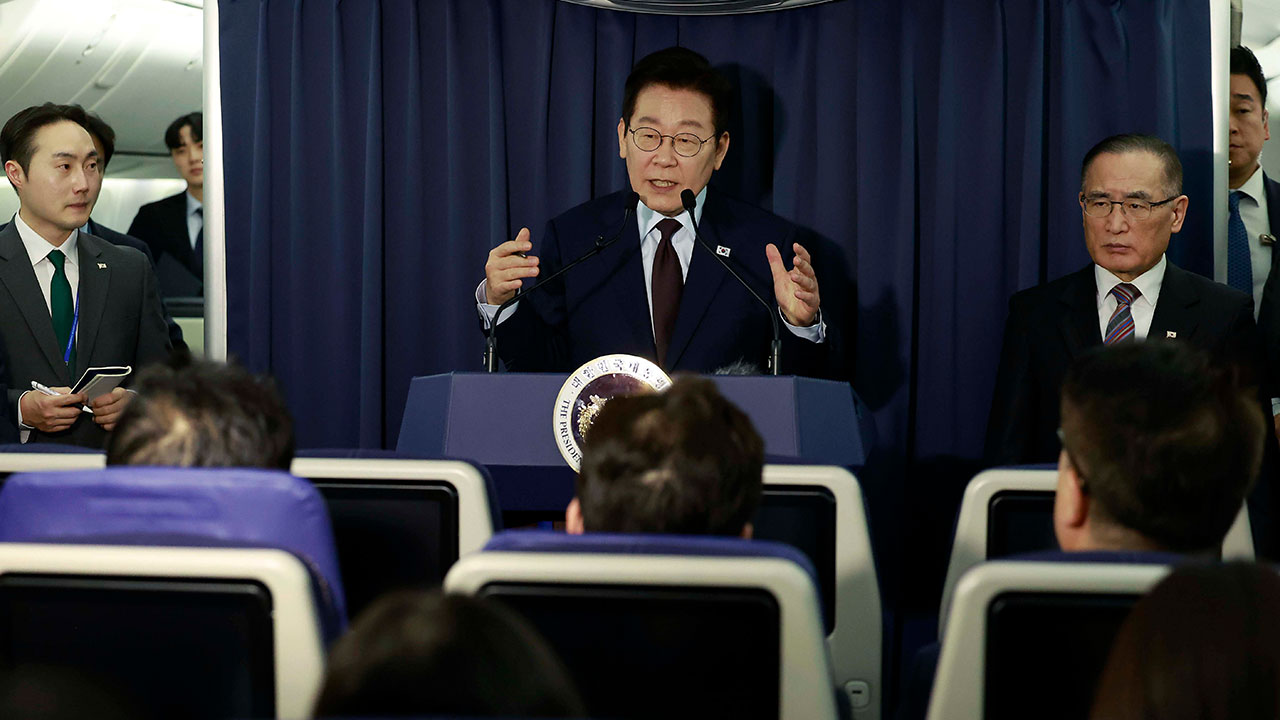 이 대통령 "남북 관계, 모든 연결선 끊긴 매우 위험한 상태‥소통하고 설득해야"