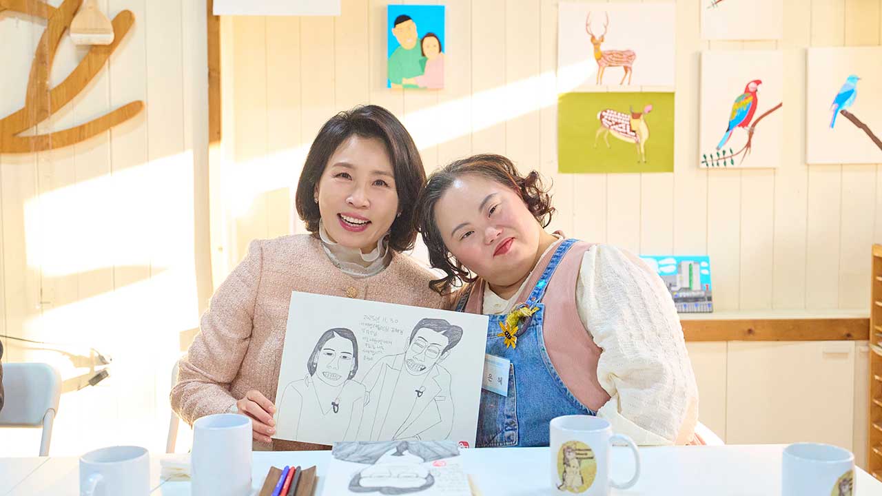 김혜경 여사, 발달장애인 작가 정은혜 전시회 관람‥"길 개척하는 용기에 감동"