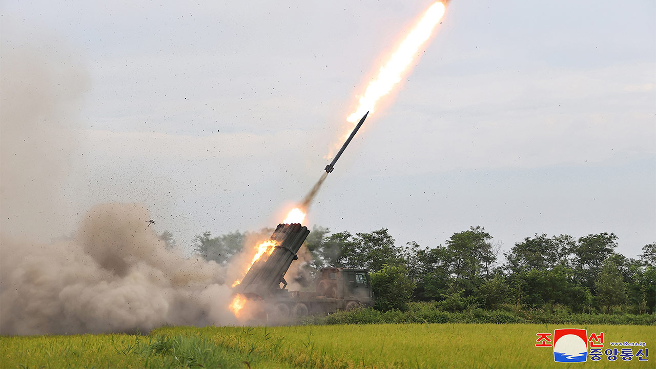 북한, 서해상으로 방사포 10여 발 발사‥"동계훈련 일환 추정"