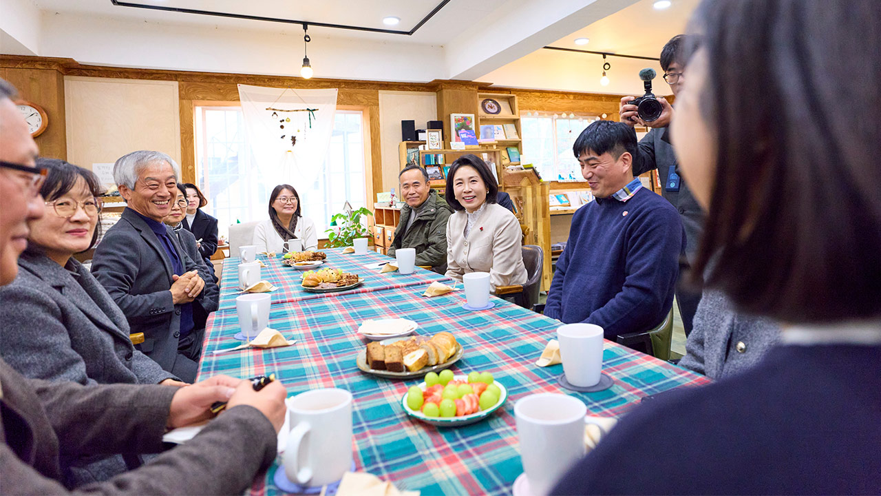 김혜경 여사, 농촌 재건 이룬 충북 청주 교회 방문