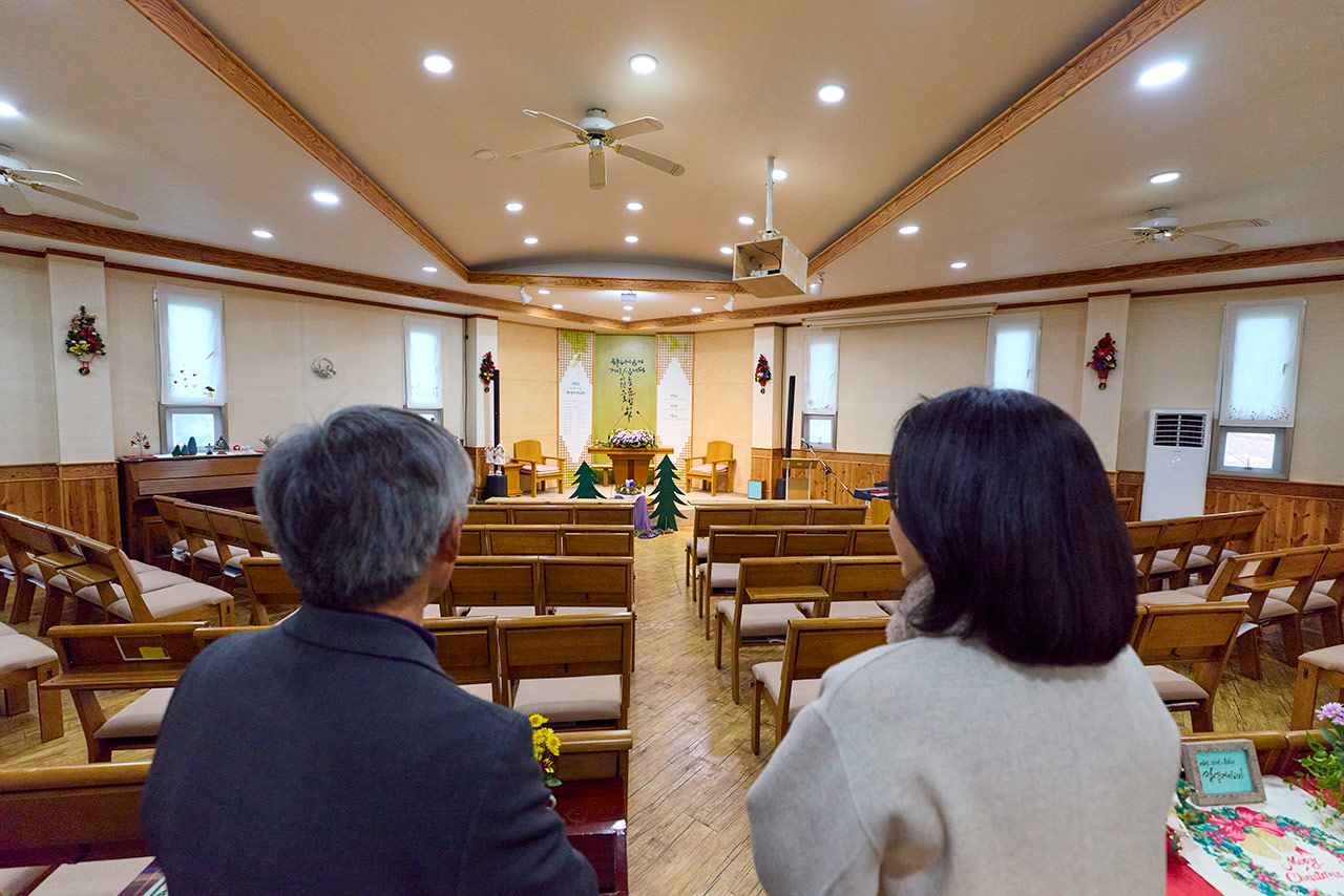 김혜경 여사, 농촌 재건 이룬 충북 청주 교회 방문