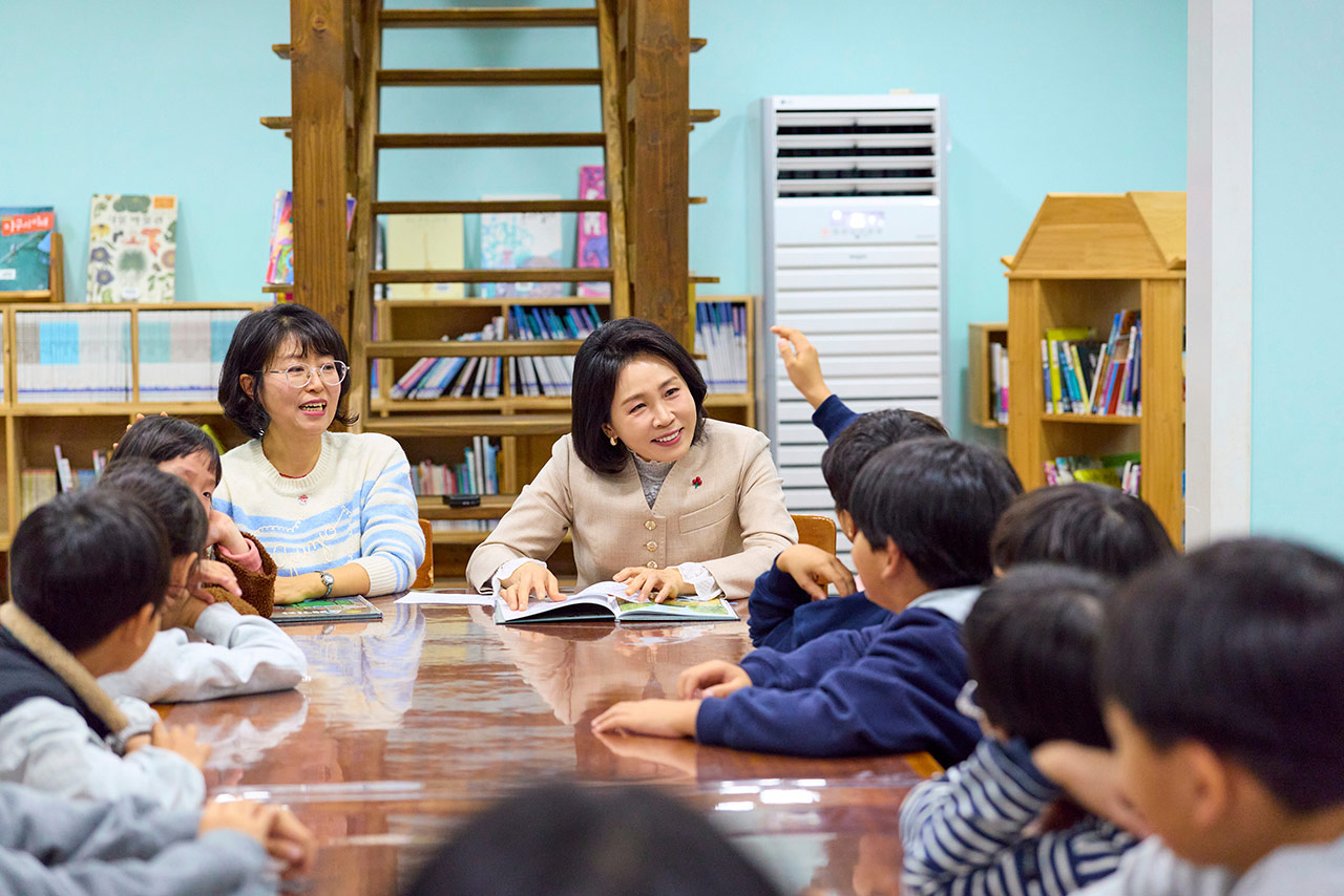 김혜경 여사, 농촌 재건 이룬 충북 청주 교회 방문