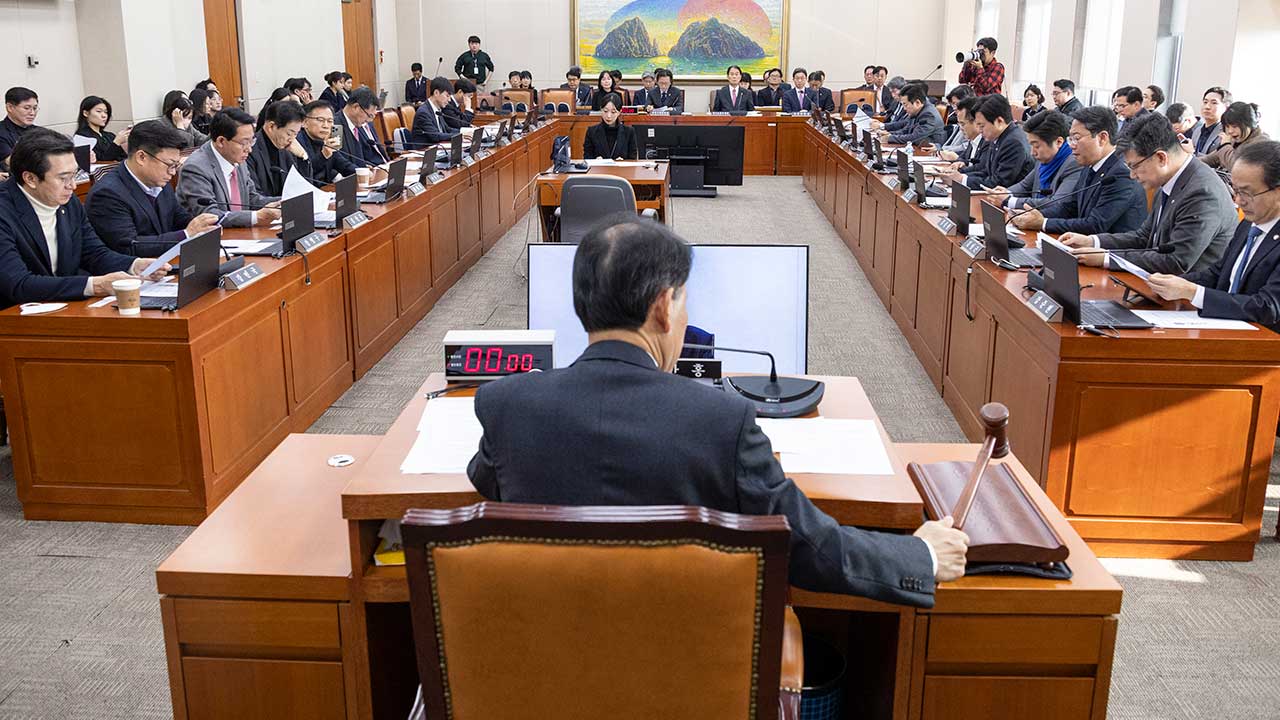 '개인정보 유출기업'에 매출 10% 과징금 부과법, 정무위 전체회의 통과