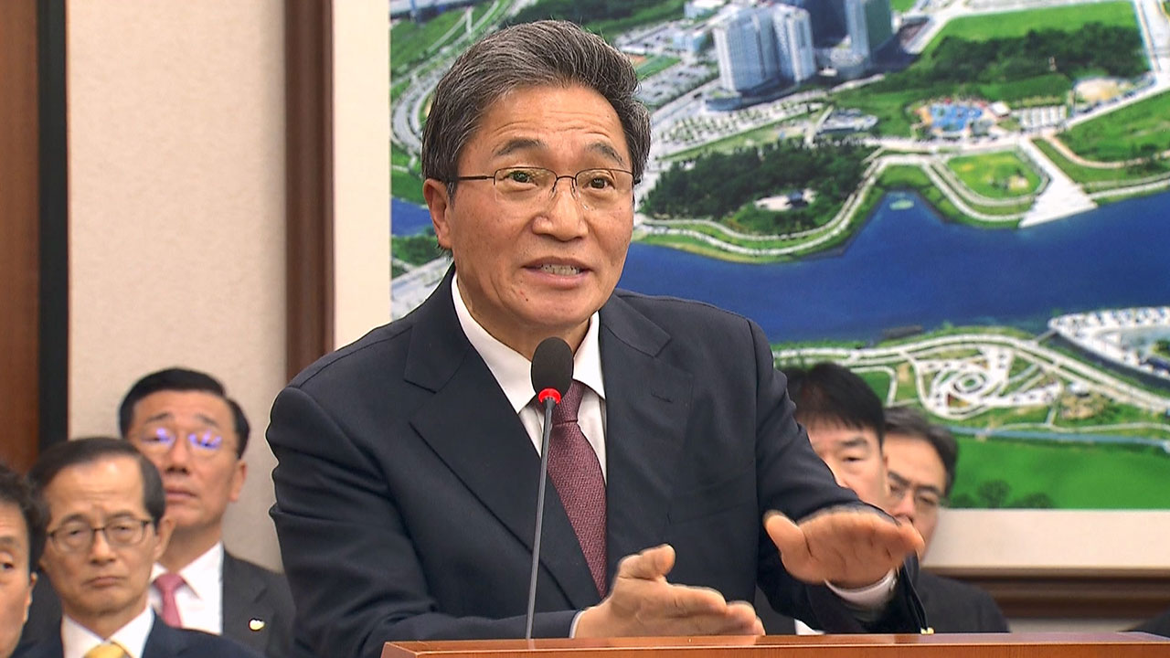 김윤덕 "이학재 SNS 발언 시정해야"‥국토위서 '책갈피 달러' 질타