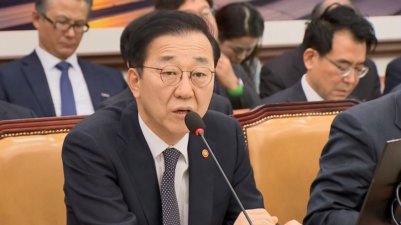 김윤덕 "이학재 SNS 발언 시정해야"‥국토위서 '책갈피 달러' 질타