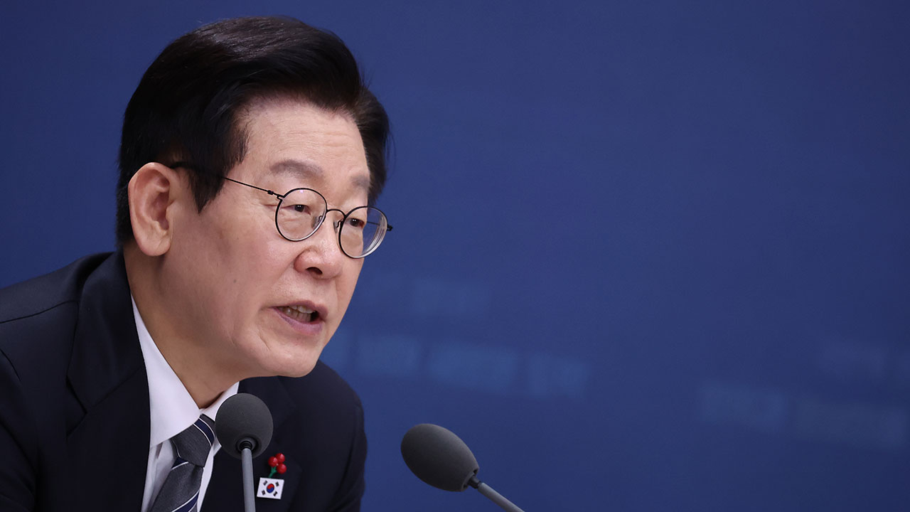 李대통령 "우리나라 생리대 엄청 비싸다고‥국내기업 폭리 아닌가"