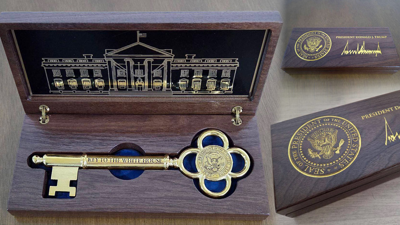 트럼프 대통령, 이 대통령에게 '백악관 황금열쇠' 선물
