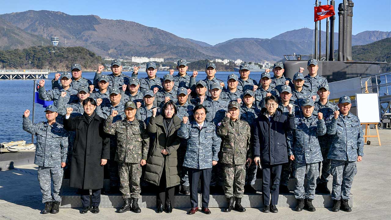 안규백, 퇴역 앞둔 '장보고함' 찾아 "그 정신 핵잠으로 계승"