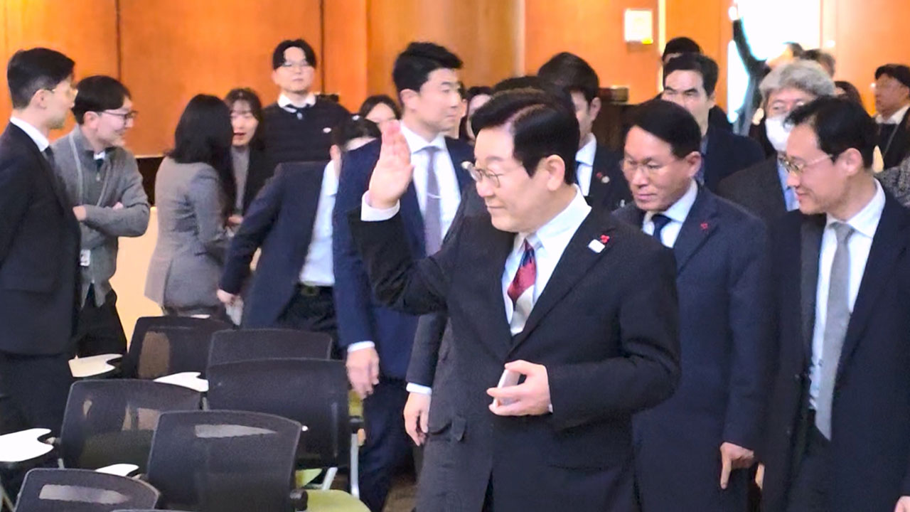 이재명 대통령, 청와대 출근 첫날 춘추관 깜짝 방문