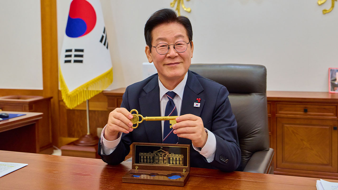 이 대통령, '트럼프 선물' 황금열쇠 공개‥"더욱 굳건한 한미동맹 기원"