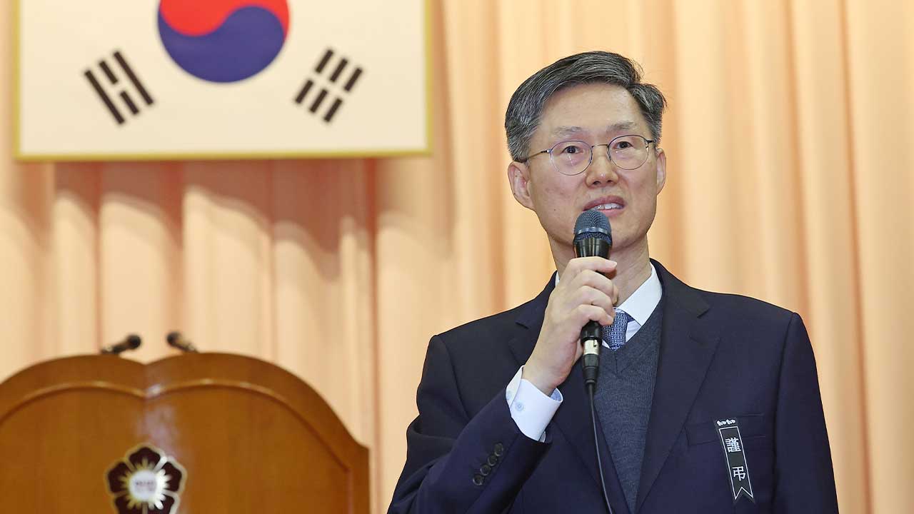 문형배 헌재소장 대행 "탄핵심판 우선‥선택과 집중해야"