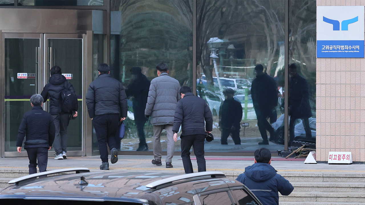 경호처·변호인단 맞닥뜨린 안전 바카라사이트"불법 집행 응할 수 없다" 저지