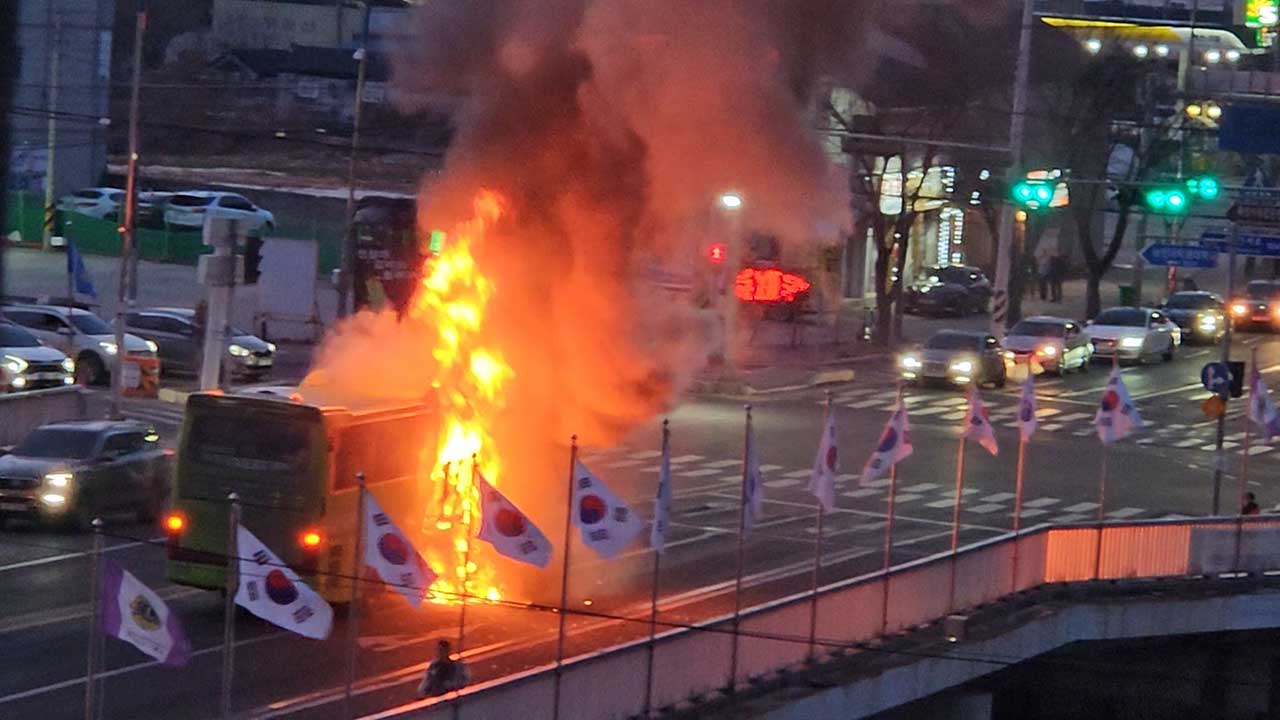 경기 화성서 달리던 관광버스에 불‥운전자 2도 화상