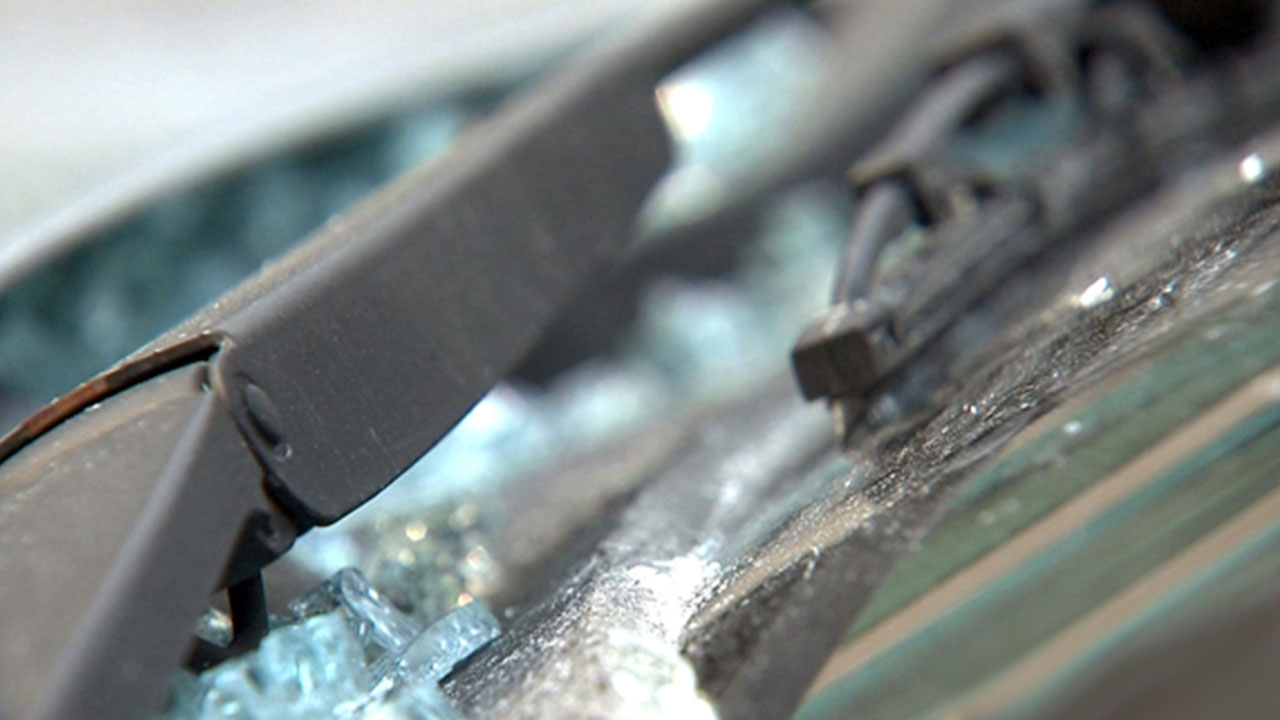 경기 용인 고속도로 터널서 아우디가 벽면 들이받아‥파편 튀어 벤츠·렉서스 충격