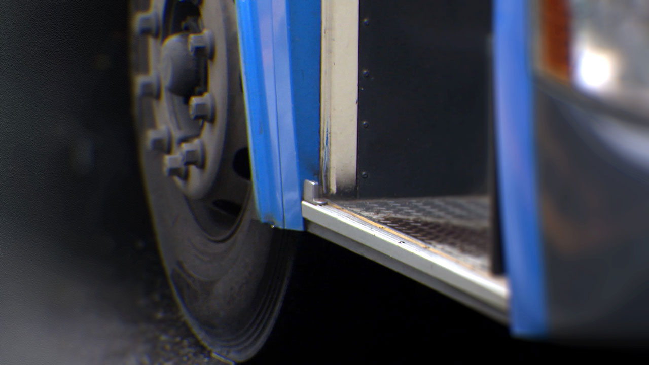 서울 동작구서 마을버스가 보행자 들이받아‥30대 남성 사망  