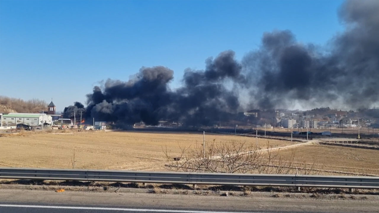 경기 화성서 폐비닐 재활용업체에 불‥소방 대응 1단계