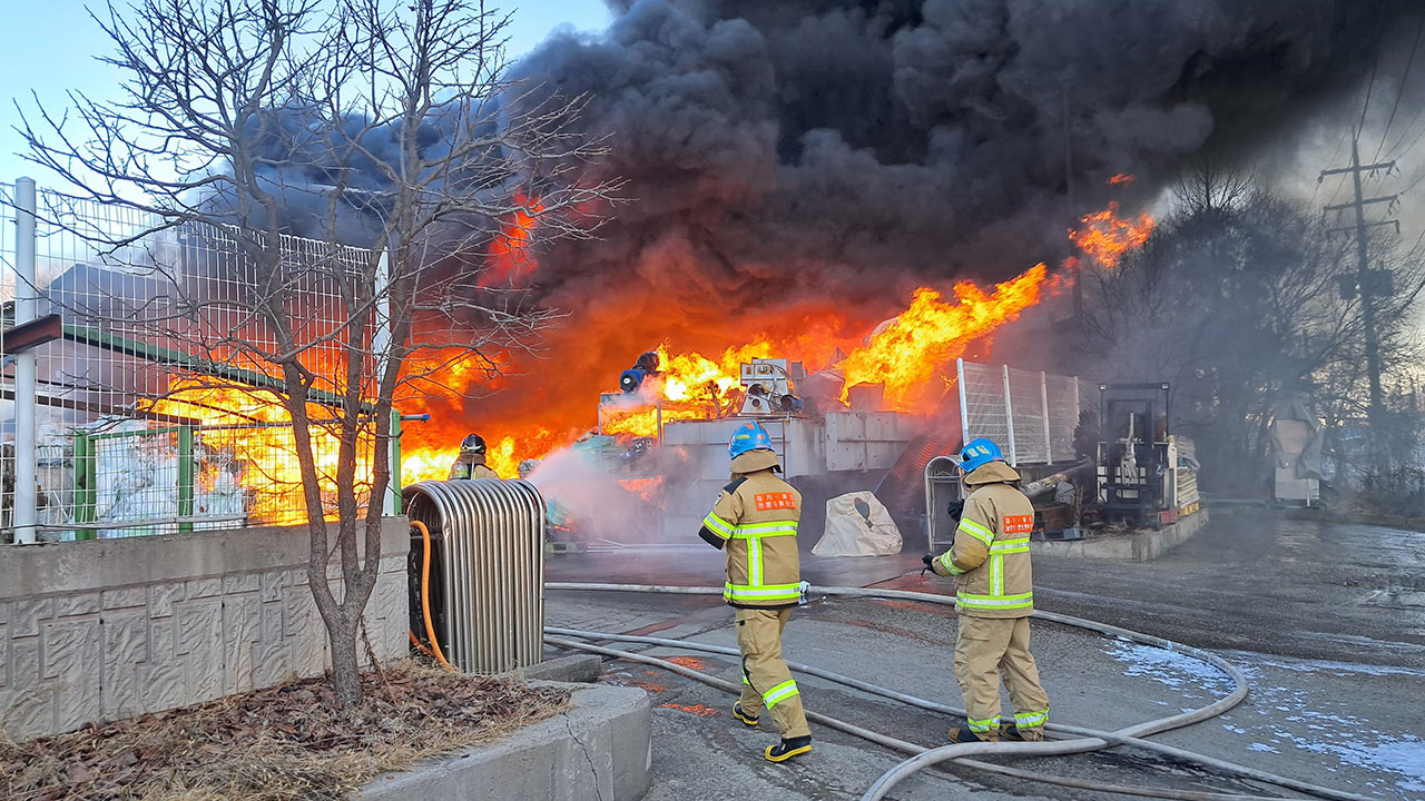 경기 화성서 폐비닐 재활용업체에 불‥소방 대응 1단계