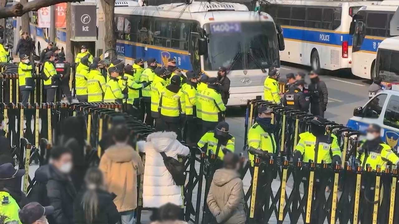 헌재 앞에도 모인 윤 대통령 지지자들‥3명 현행범 체포