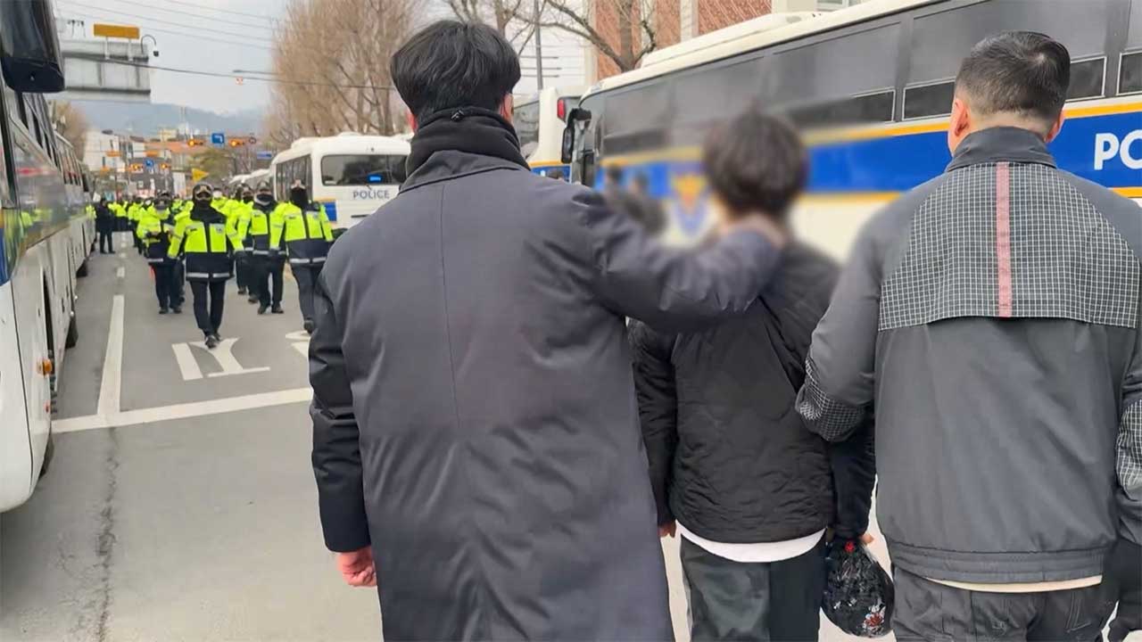 헌재 앞에도 모인 윤 대통령 지지자들‥3명 현행범 체포