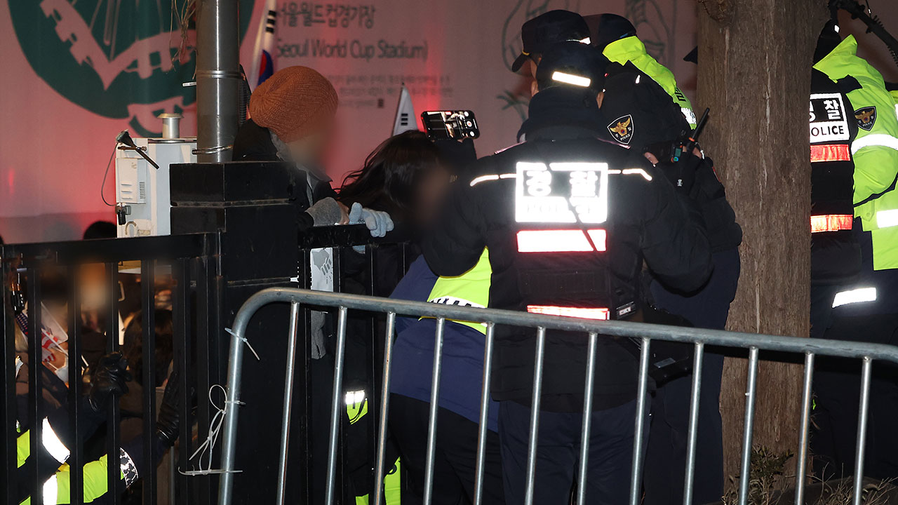 尹 구속에 지지자들 서부지법 난입‥유리창 깨고 집기 파손