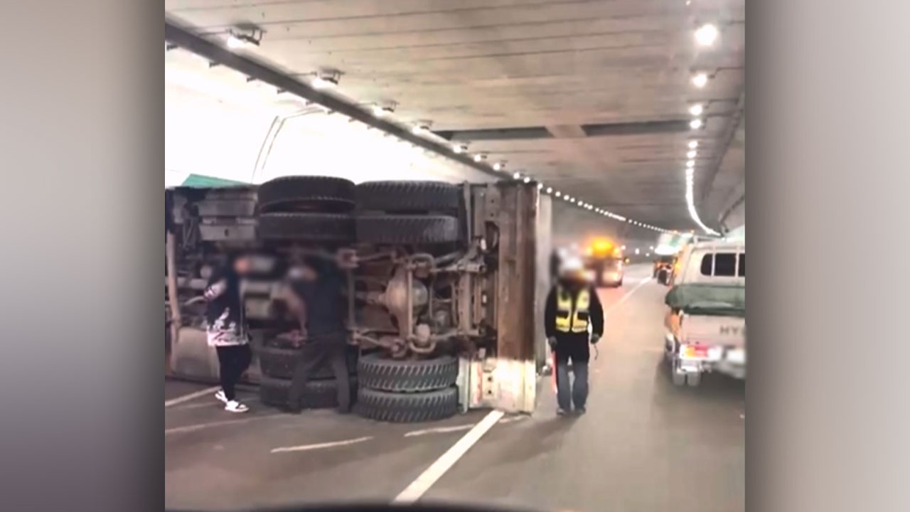 세종포천고속도로 고덕터널 안 덤프트럭 전도‥50대 남성 경상