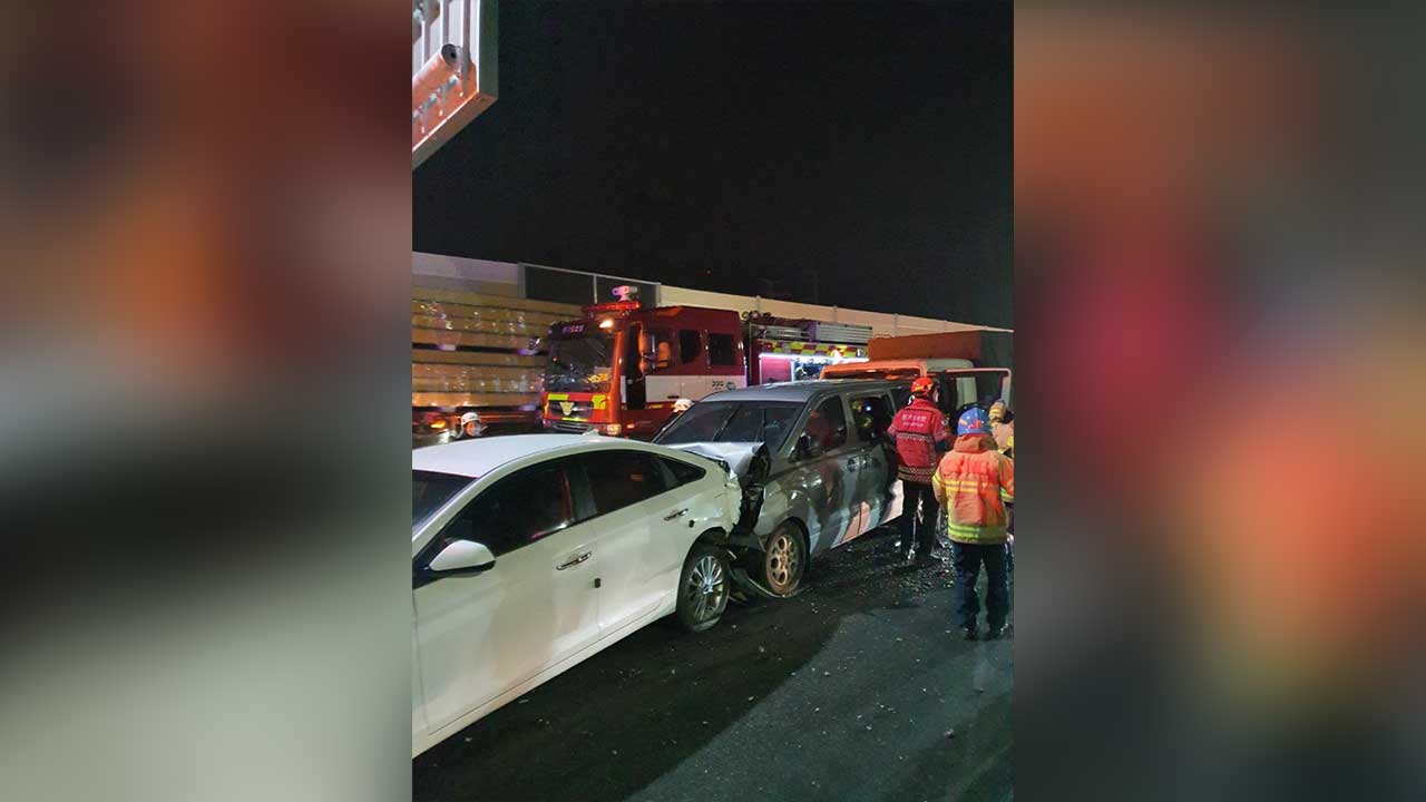 하남 세종포천고속도로서 12대 연쇄 추돌‥1명 심정지