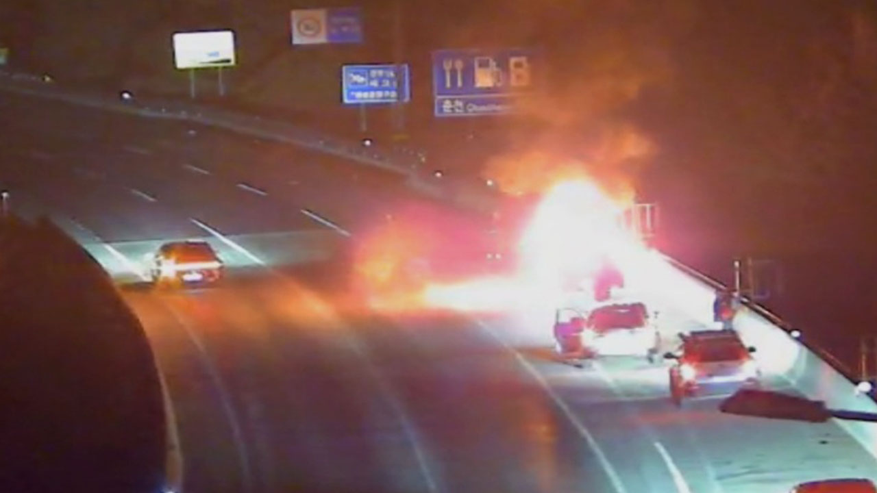 춘천 고속도로 달리던 승용차서 불‥인명피해 없어