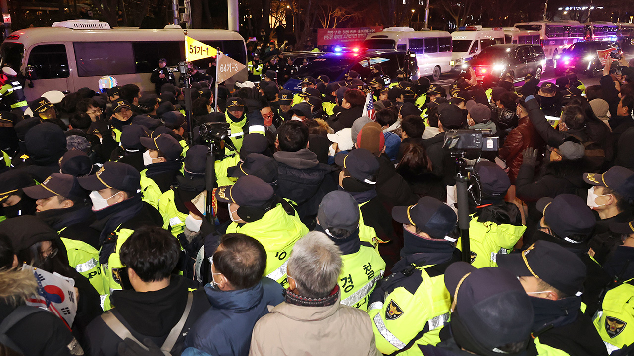 경찰, '서부지법 7층 판사실 침입' 40대 남성 구속영장 신청