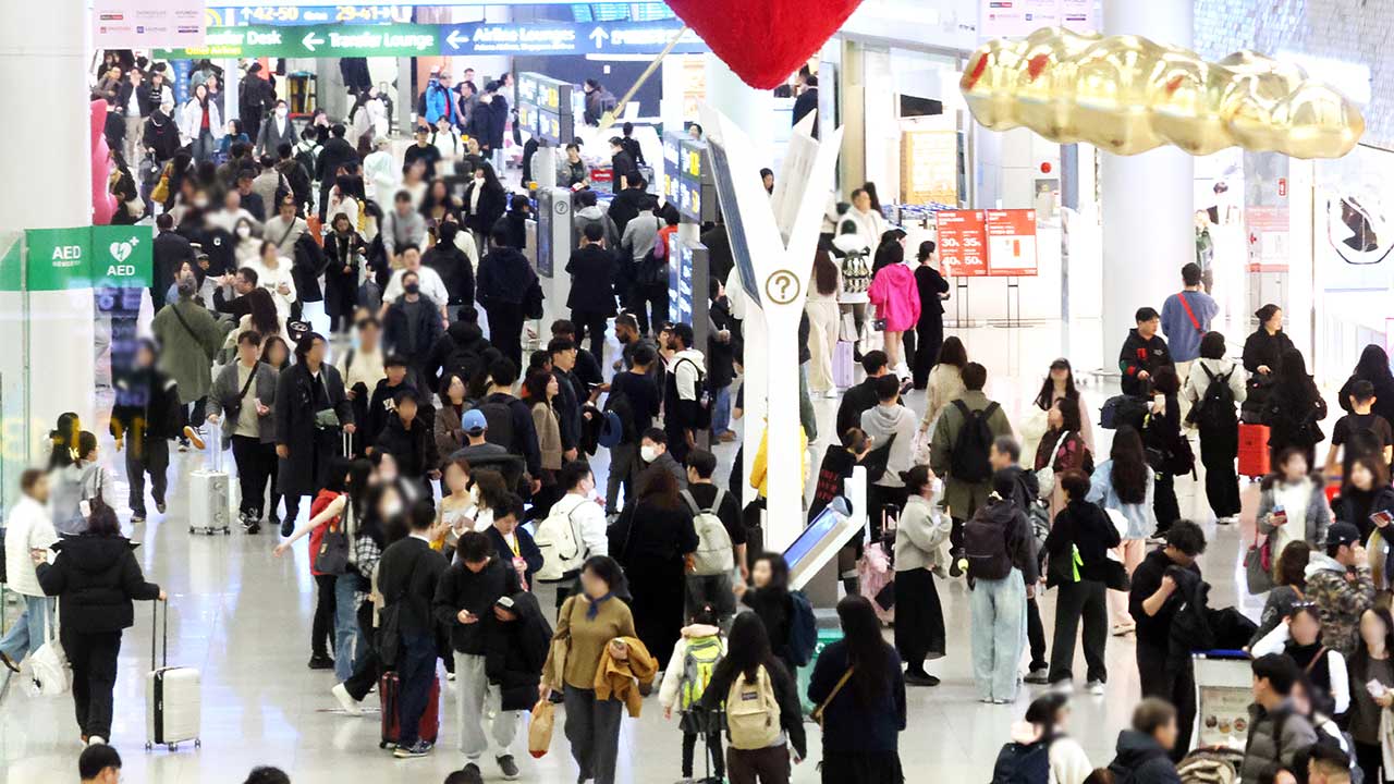 설 연휴 첫날 고속도로 정체 이어져‥인천공항 혼잡