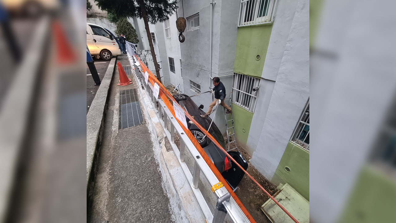 아파트 주차장서 후진하다 난간 돌진해 추락‥50대 운전자 다쳐