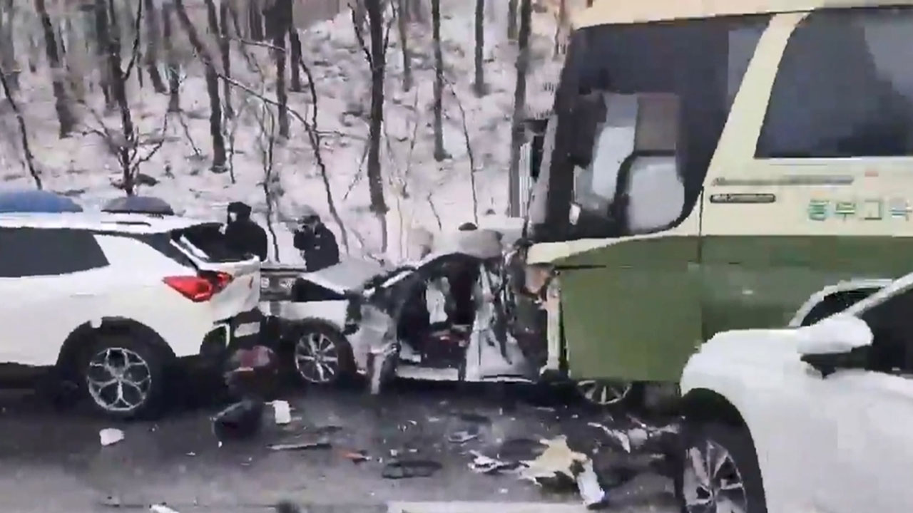 눈길 영동고속도로 10중 추돌‥9명 부상