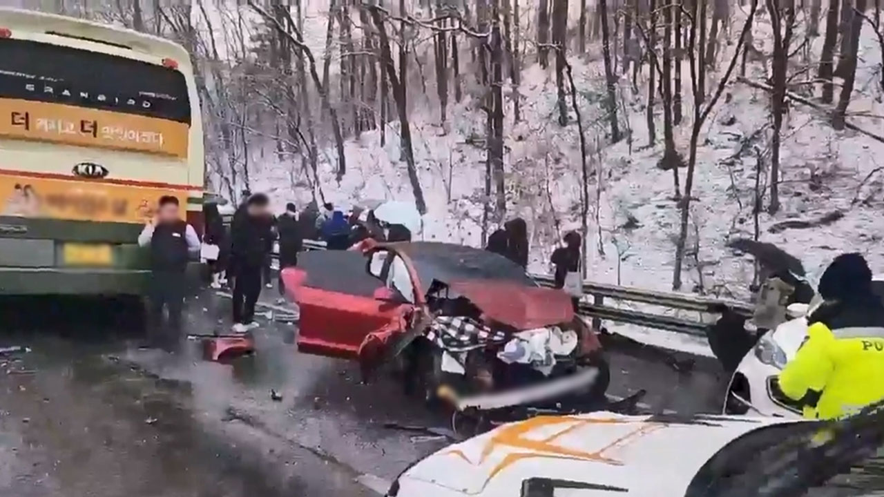 눈길 영동고속도로 10중 추돌‥9명 부상