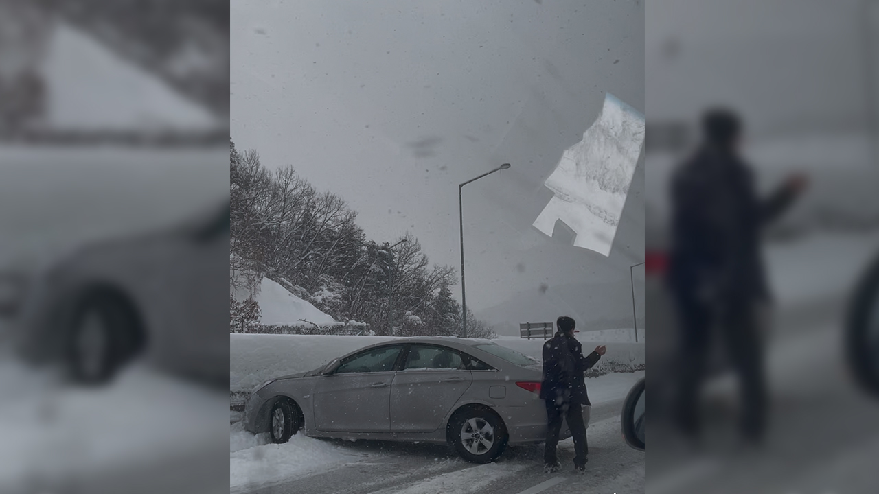 평택제천고속도로 서안성IC 부근서 버스 미끄러져 가드레일 충돌‥한때 도로 통제