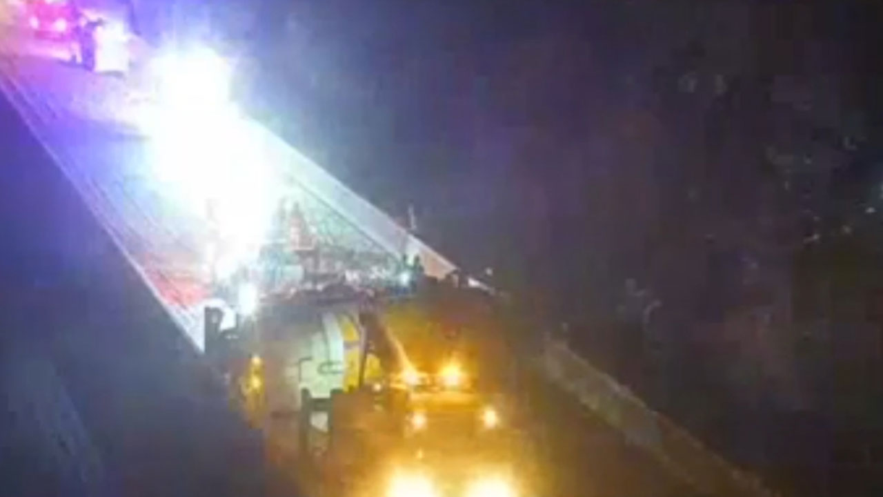 충남 당진대전선 신영터널 인근서 눈길 탱크로리 전도‥일대 통제