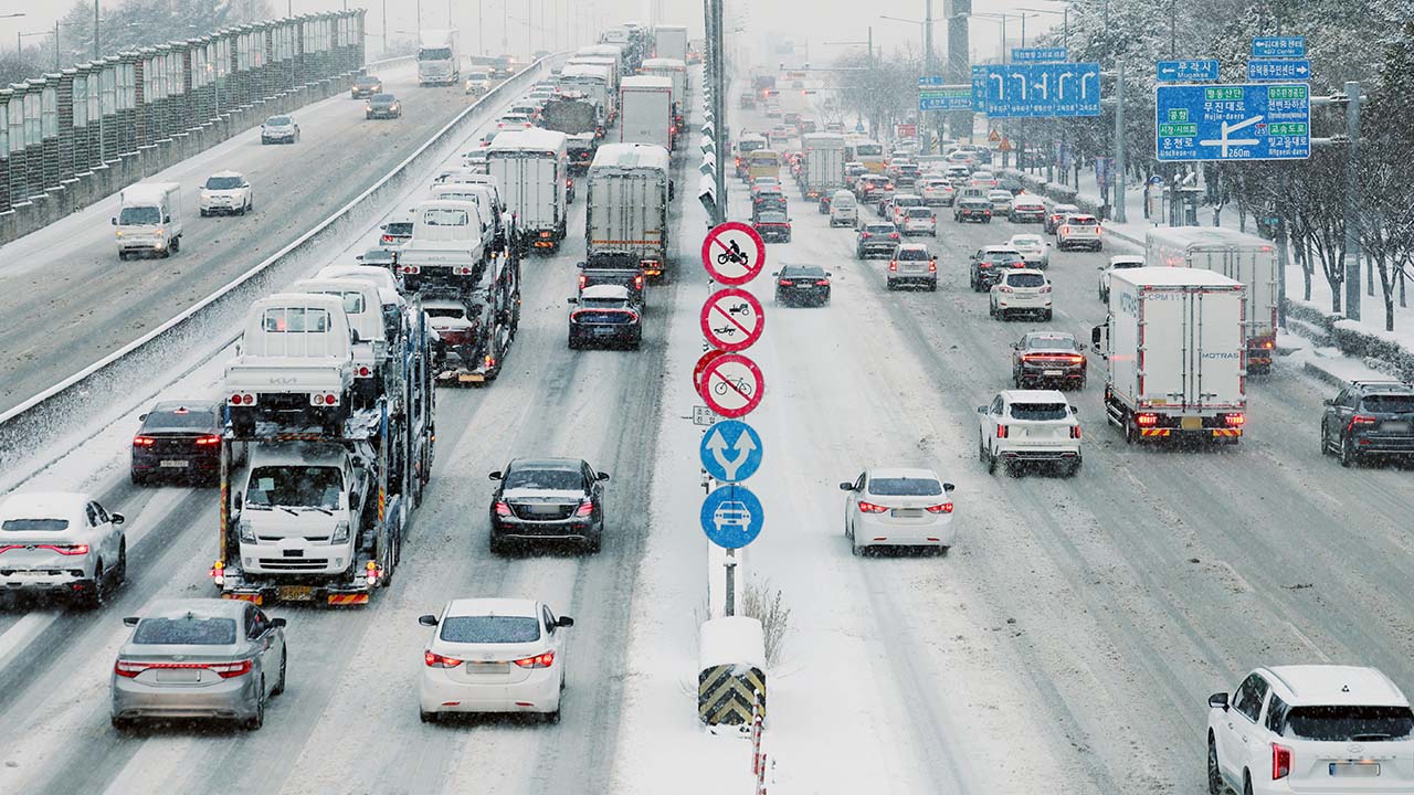 대설·풍랑특보에 항공기 38편·여객선 80척 결항