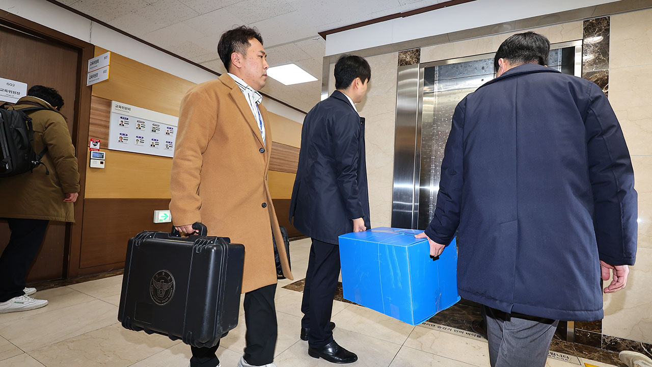 '전자칠판 납품 뇌물수수 혐의' 현직 인천시의원 2명 경찰 조사