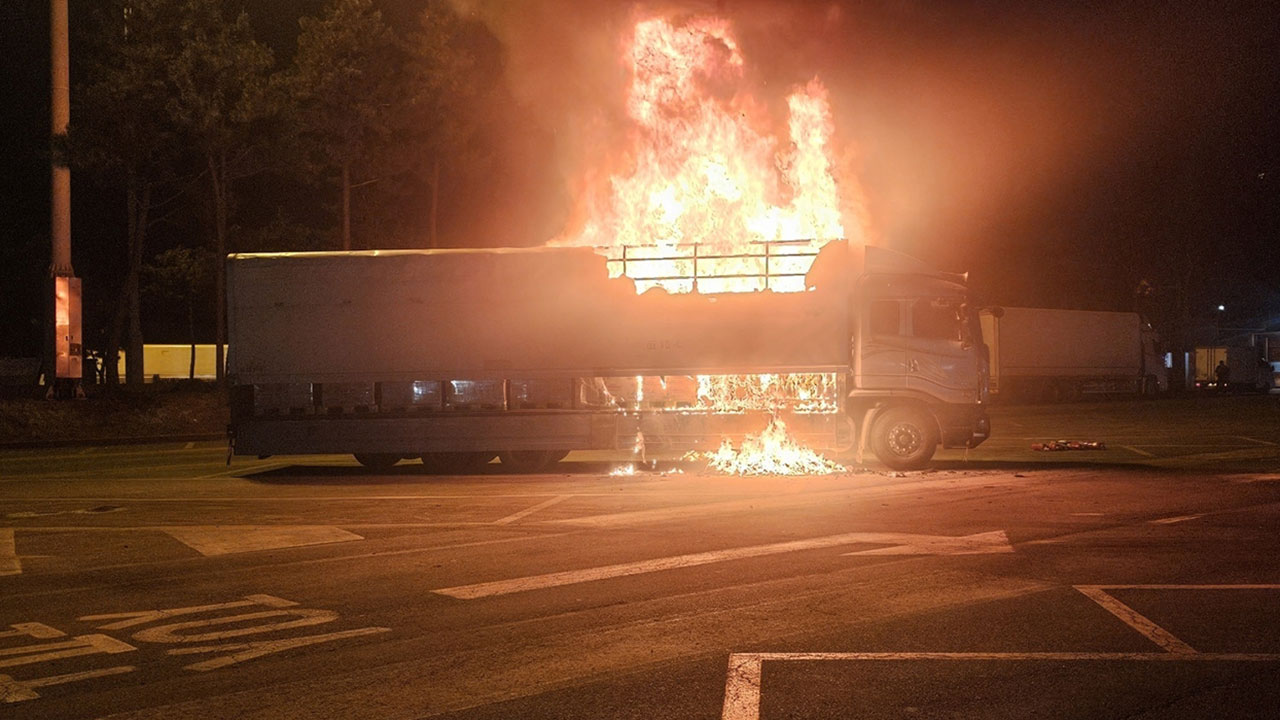 서해안고속도로 화성휴게소에서 14톤 화물차 불‥인명피해 없어