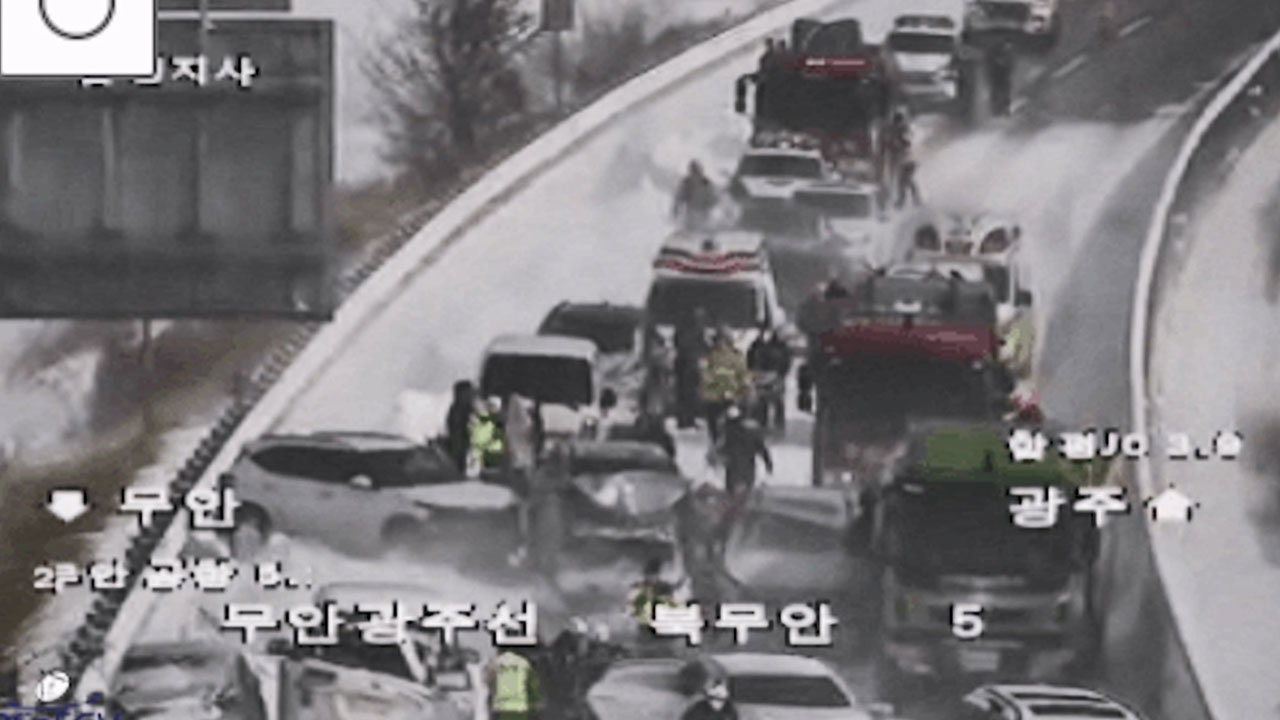 전남 무안광주고속도로에서 눈길 10중 추돌‥12명 경상