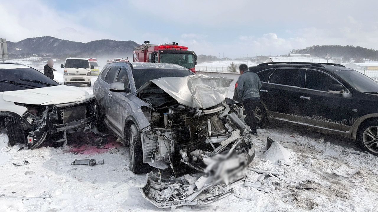 전남 무안광주고속도로에서 눈길 10중 추돌‥12명 경상